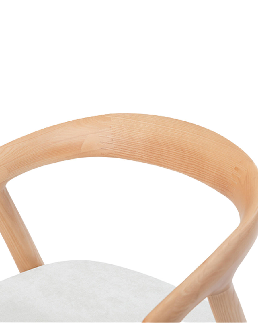 Yori - Chaise de salle à manger en bois de frêne laqué avec assise rembourrée en tissu