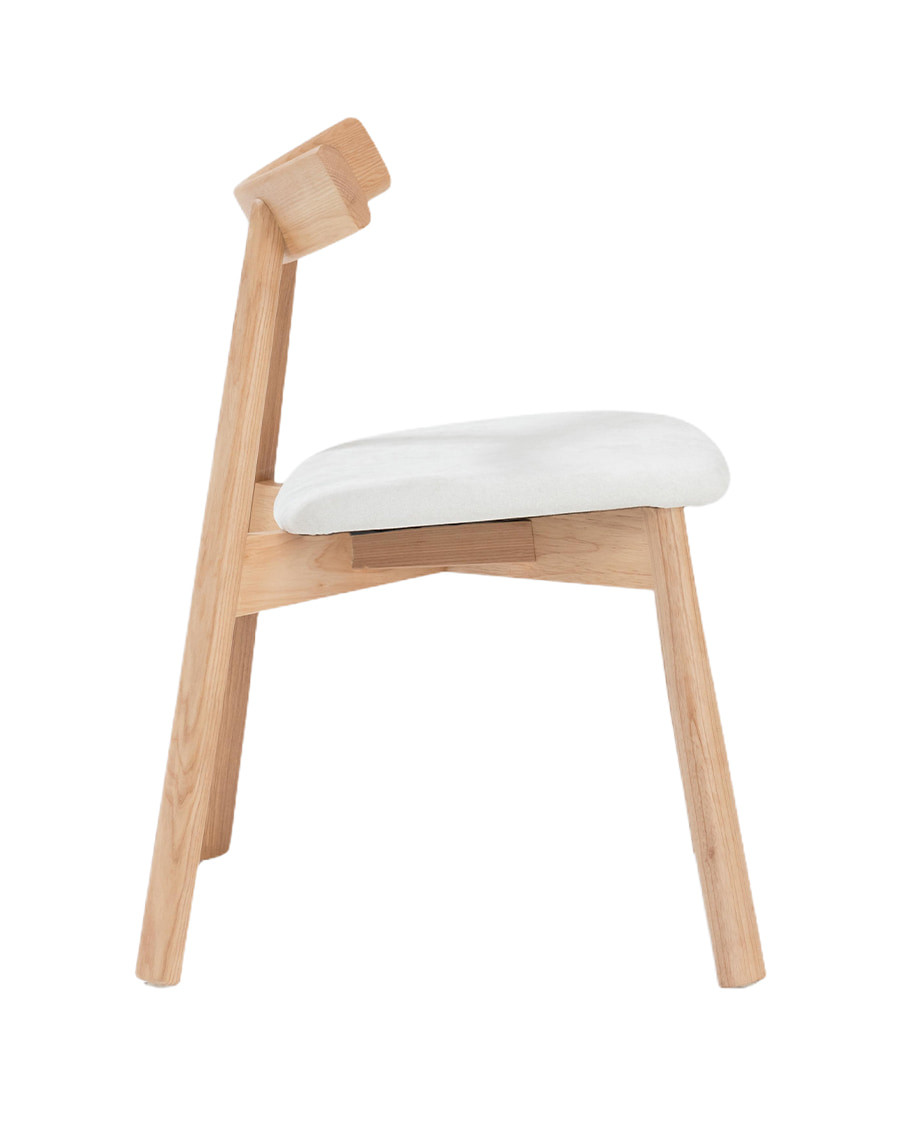 Nami Chêne - Chaise de salle à manger en bois de frêne laqué, finition chêne, avec assise en tissu