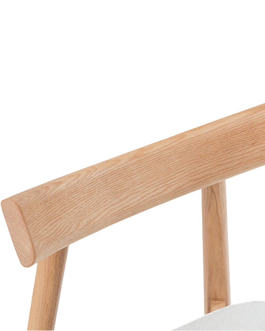 Nami Chêne - Chaise de salle à manger en bois de frêne laqué, finition chêne, avec assise en tissu