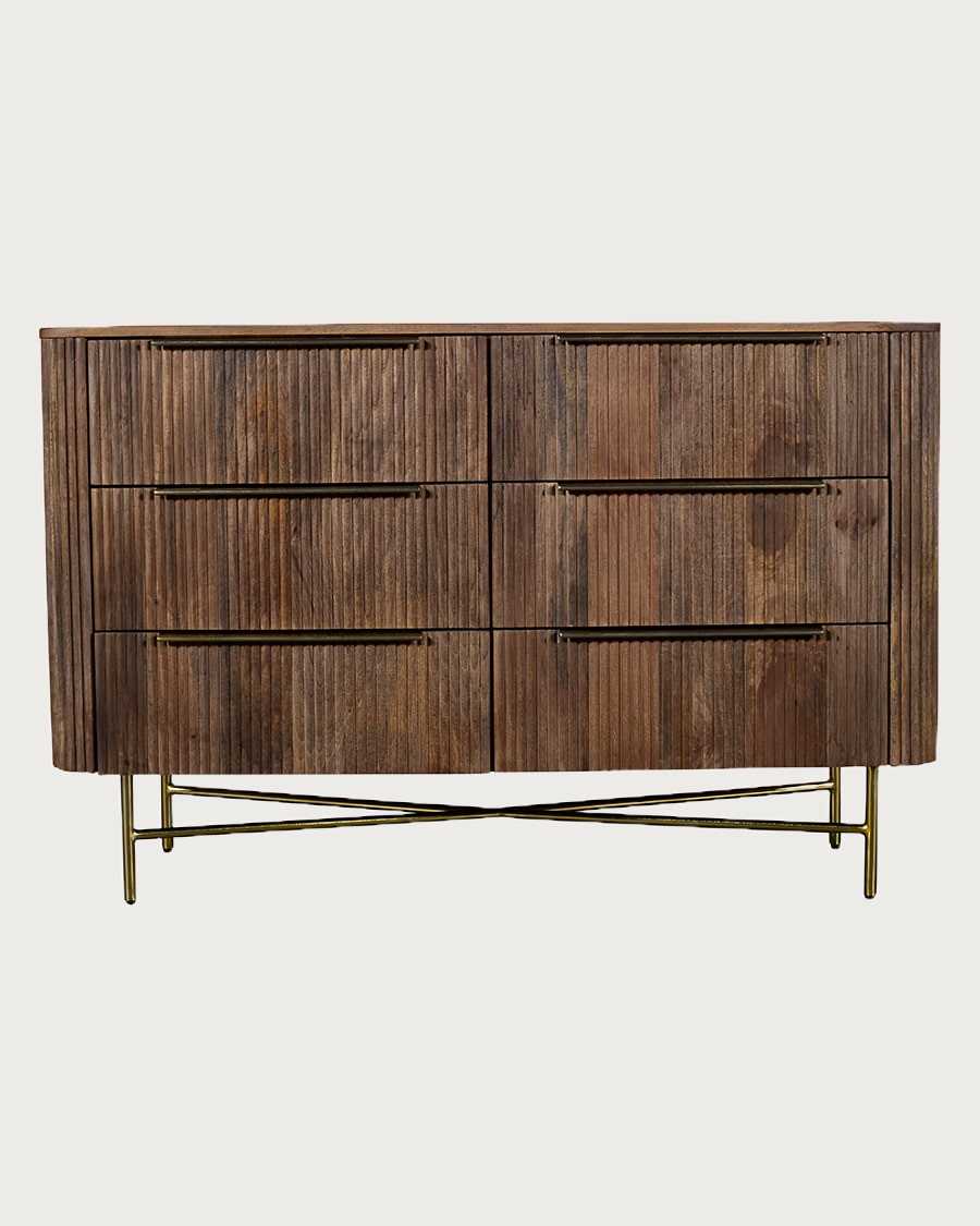 Tana Bois - Cómoda de 6 cajones en madera de mango con acabado en nogal y detalles metálicos en tono dorado.