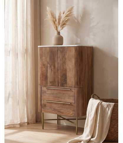 Tana - Cassettiera alta in legno massello di mango e marmo bianco, con 2 ante e 2 cassetti.