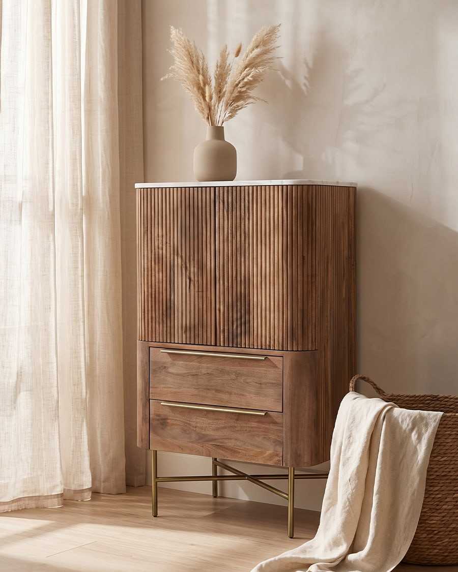 Tana - Commode haute en bois massif de manguier et marbre blanc, 2 portes et 2 tiroirs