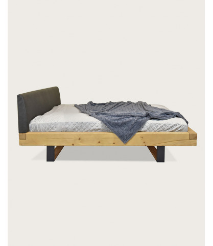 Bakara - Cama con vigas de madera maciza de abeto y metal negro