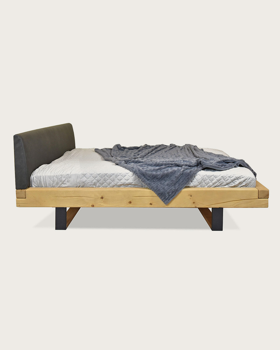 Bakara - Cama con vigas de madera maciza de abeto y metal negro