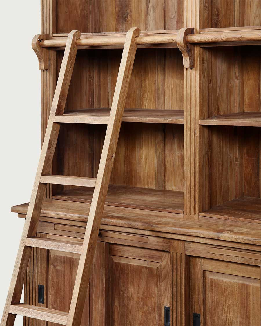 Mahara – Großes, massives Teakholz-Bücherregal mit Leiter