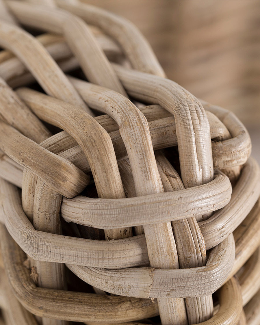 Neya - Rattan-Gartenstuhl mit weißem Kissen