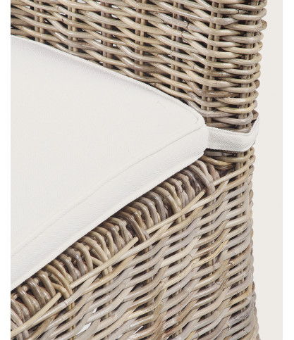 Neya - Rattan-Gartenstuhl mit weißem Kissen