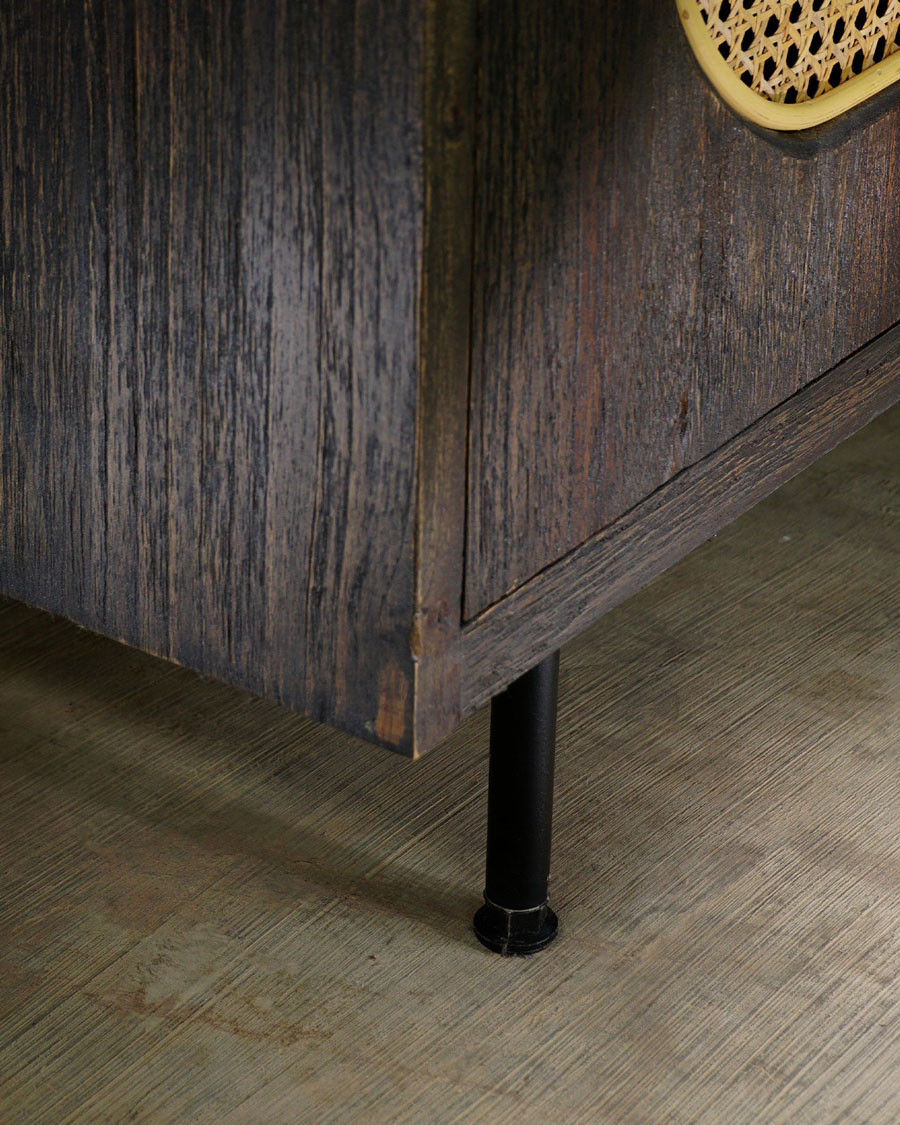 Sanaa - Mueble para TV negro con puerta corredera en madera maciza Mindy y rejilla.