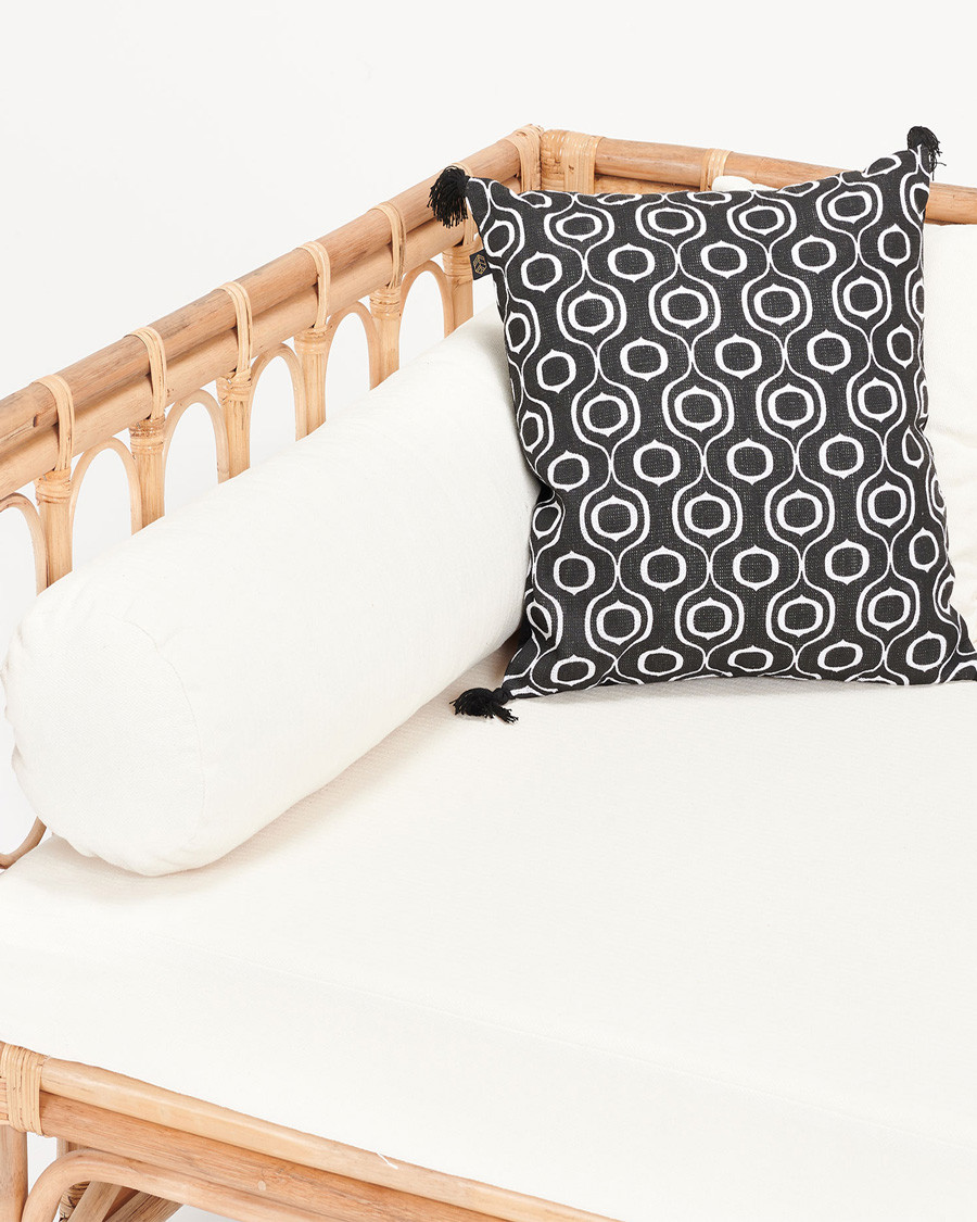 Cassandra - Divano a 4 posti in rattan con cuscini bianchi