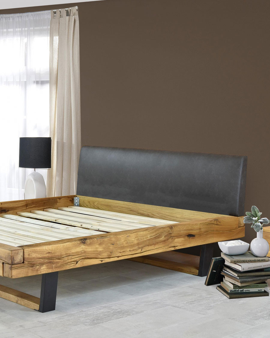 Bakara - Cama con vigas de madera maciza de abeto y metal negro