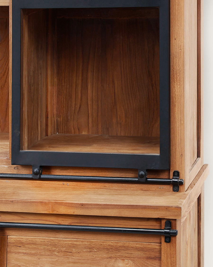 Estilo industrial: pequeña librería de teca maciza y metal.