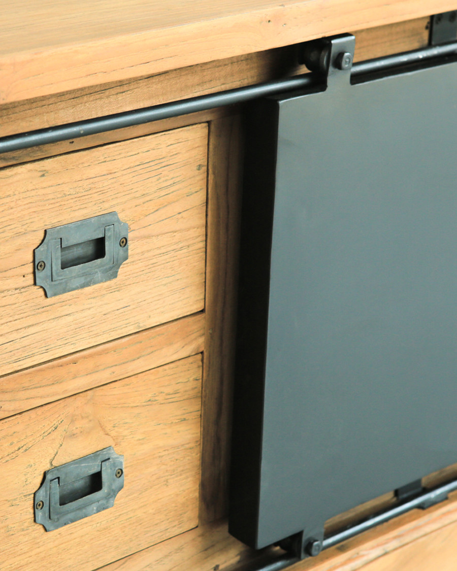 Mobile porta TV industriale in teak massello con ante in metallo.