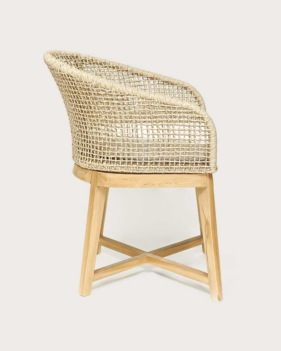 Kea - Silla con respaldo redondeado de teca maciza y cuerda natural beige.