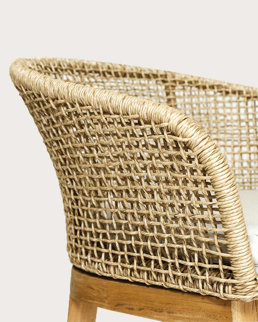 Kea - Sedia con schienale arrotondato in teak massello e corda naturale beige