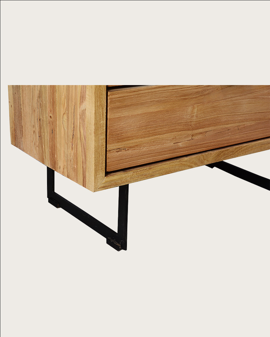 Lara - Armadio realizzato in legno massello di teak riciclato.