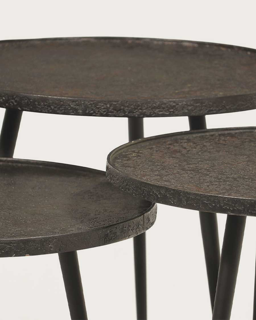 Soccoro - Ronde, in elkaar schuifbare salontafel van zwart metaal
