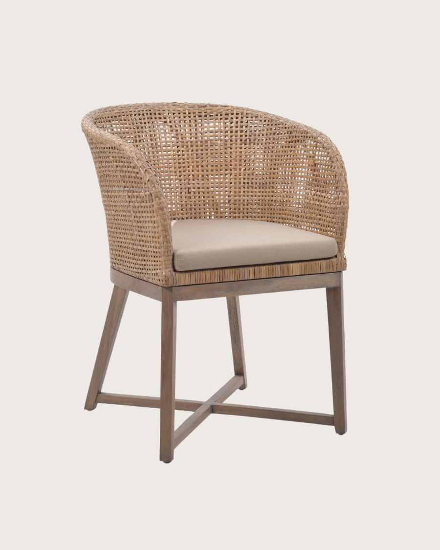 Maluku - fauteuil van teakhout en riet.