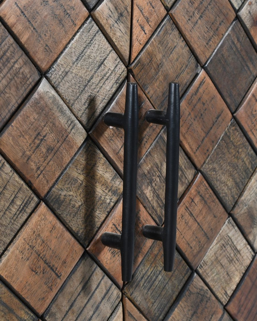 Argylle - Credenza bassa in legno massello con decorazione in metallo.