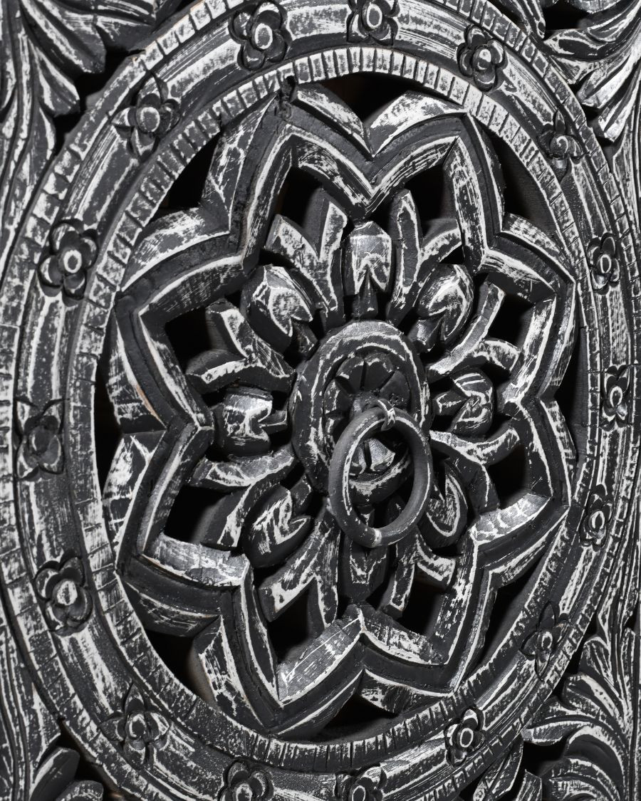 Lotus – Großes, schwarz gekalktes Sideboard aus massivem, geschnitztem Mangoholz, 180 cm