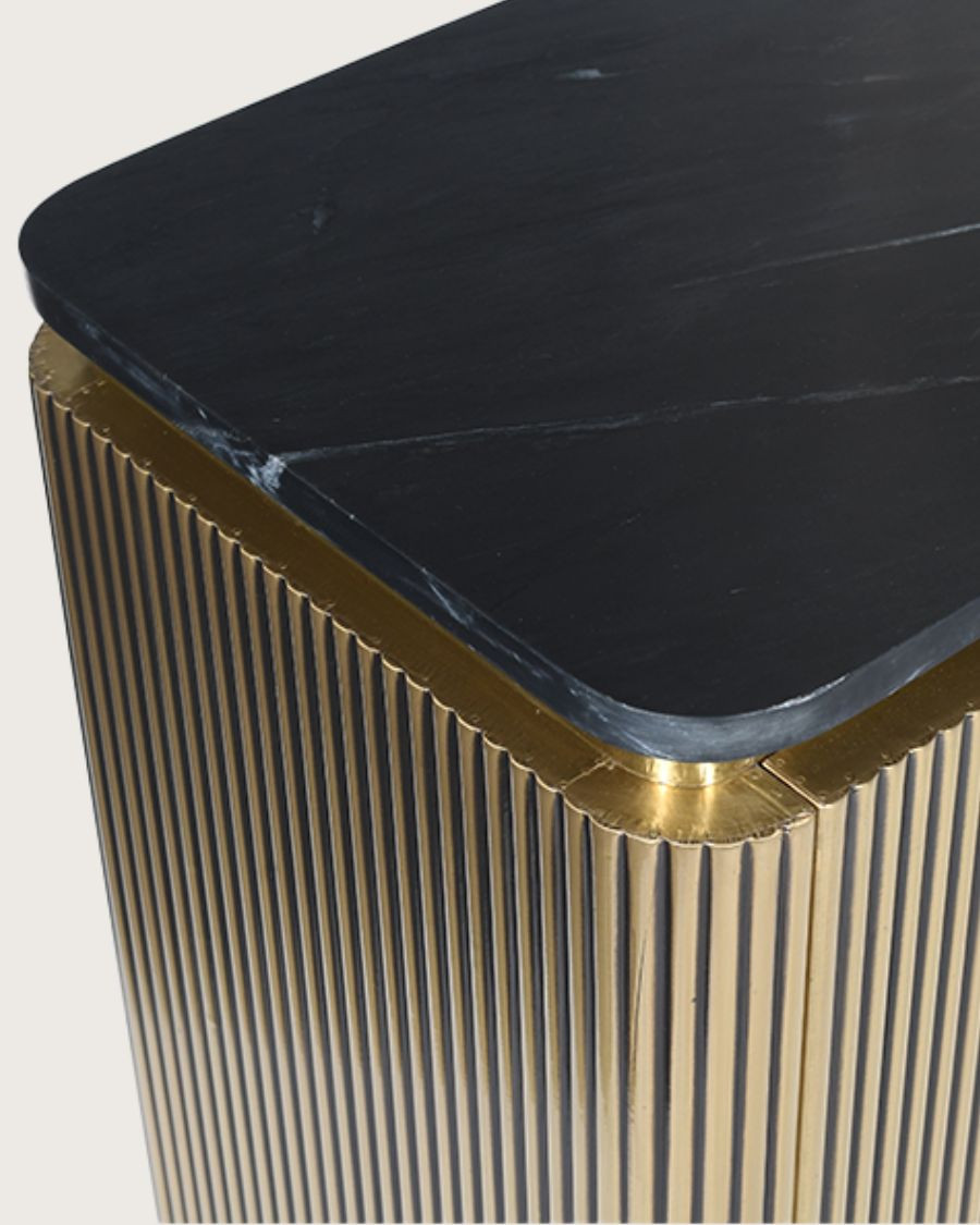 Glory - Grand buffet finition laiton vieilli avec plateau en marbre noir 160 cm