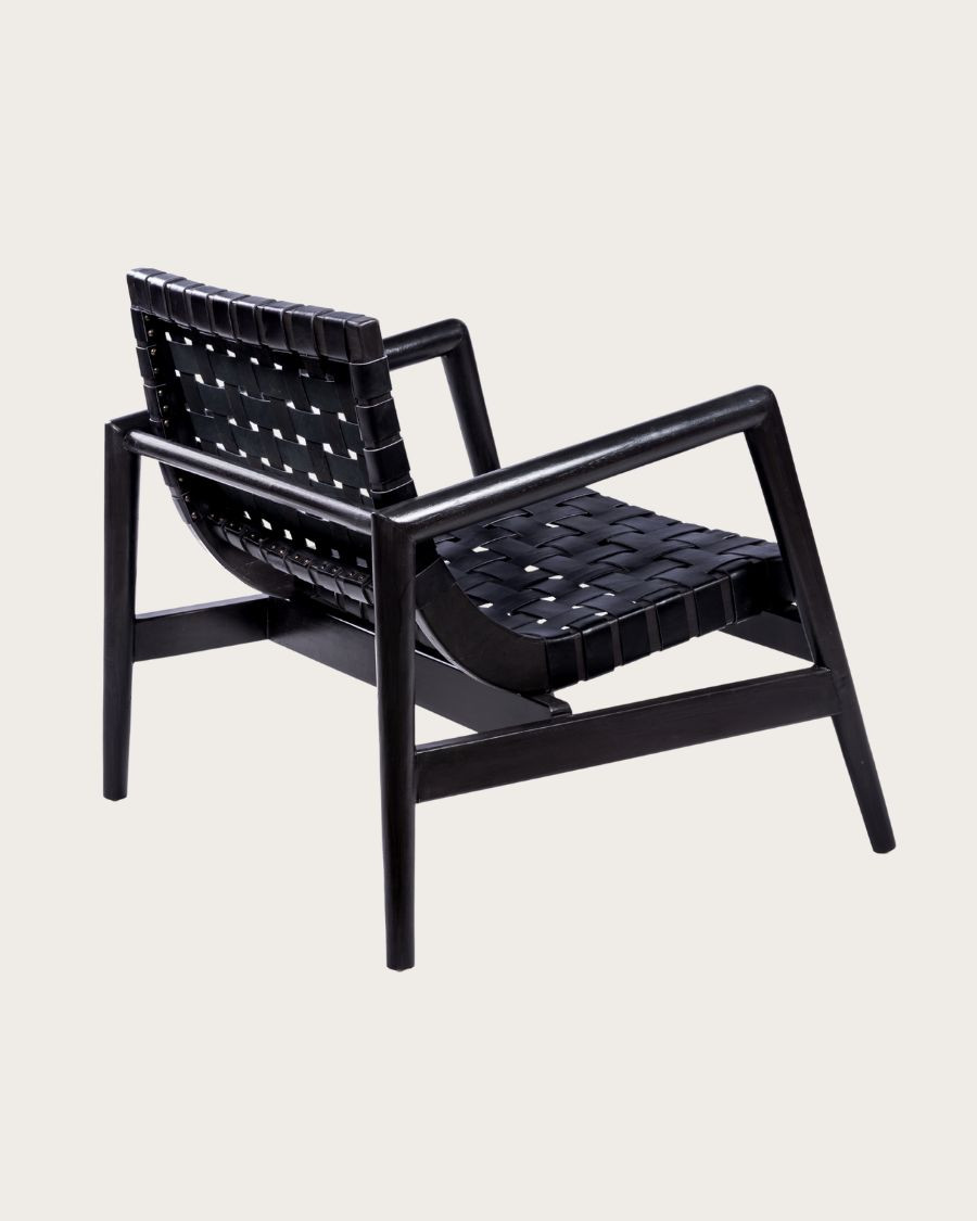 Fauteuil van massief teakhout en gevlochten leer. Fauteuil van massief teakhout en gevlochten leer.