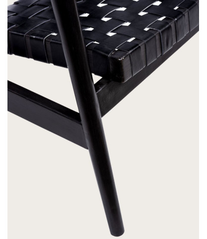 Sillón de madera maciza de teca y cuero trenzado.