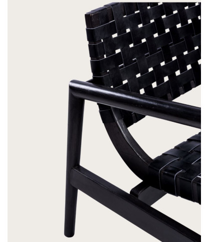Sillón de madera maciza de teca y cuero trenzado.