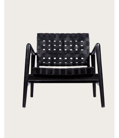 Sillón de madera maciza de teca y cuero trenzado.