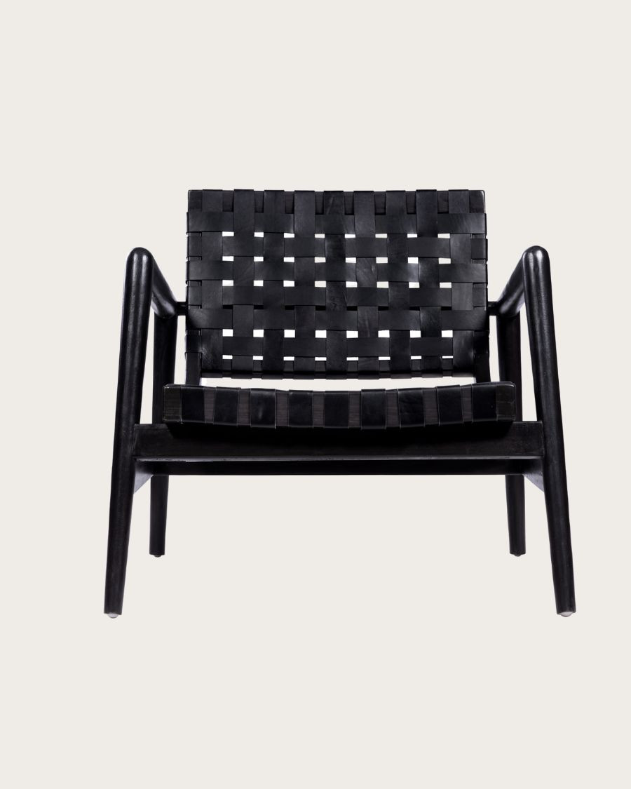Sillón de madera maciza de teca y cuero trenzado.
