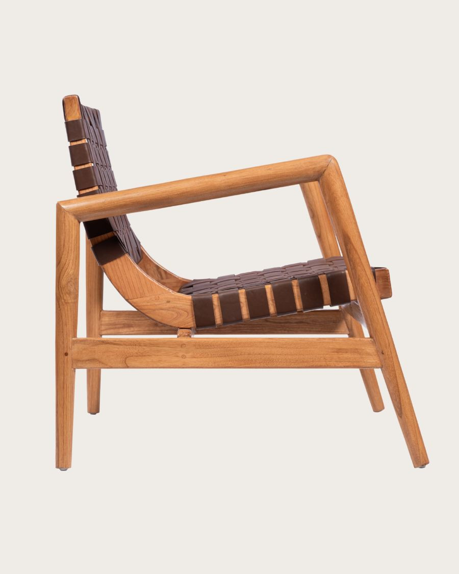 Sillón de madera maciza de teca y cuero trenzado.