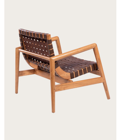 Fauteuil van massief teakhout en gevlochten leer.