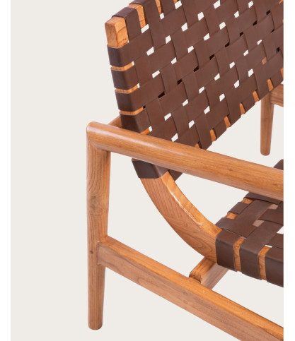Sillón de madera maciza de teca y cuero trenzado.