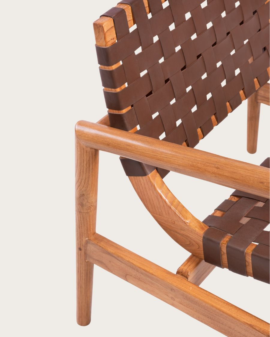 Fauteuil van massief teakhout en gevlochten leer.