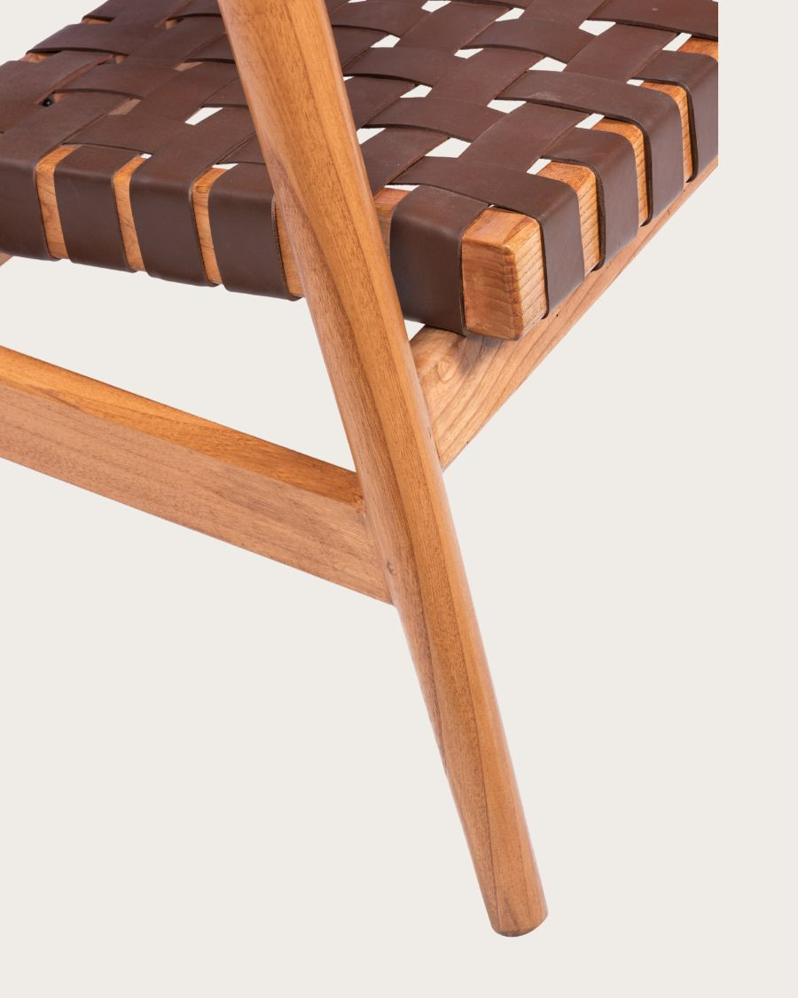 Sillón de madera maciza de teca y cuero trenzado.