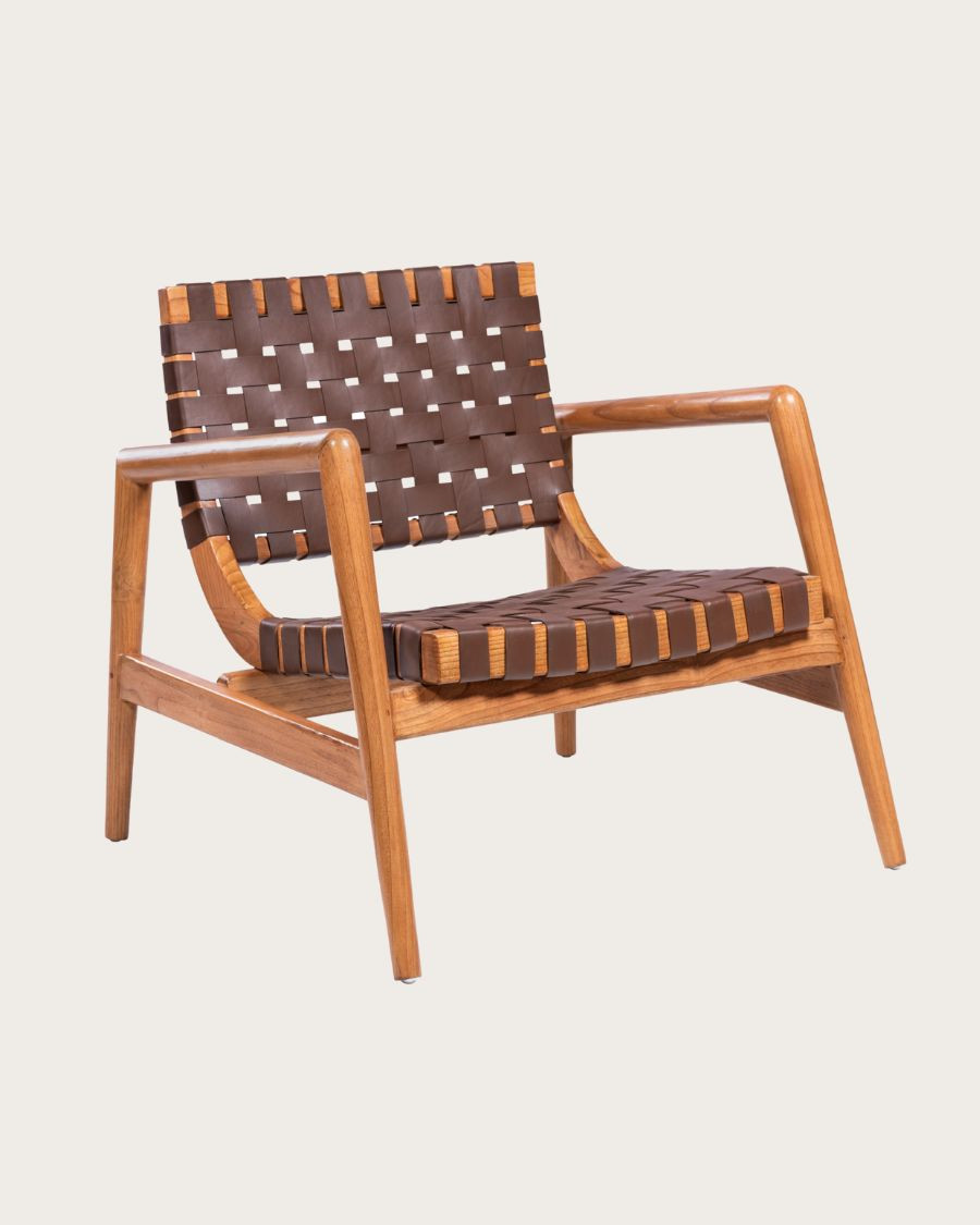 Sillón de madera maciza de teca y cuero trenzado.