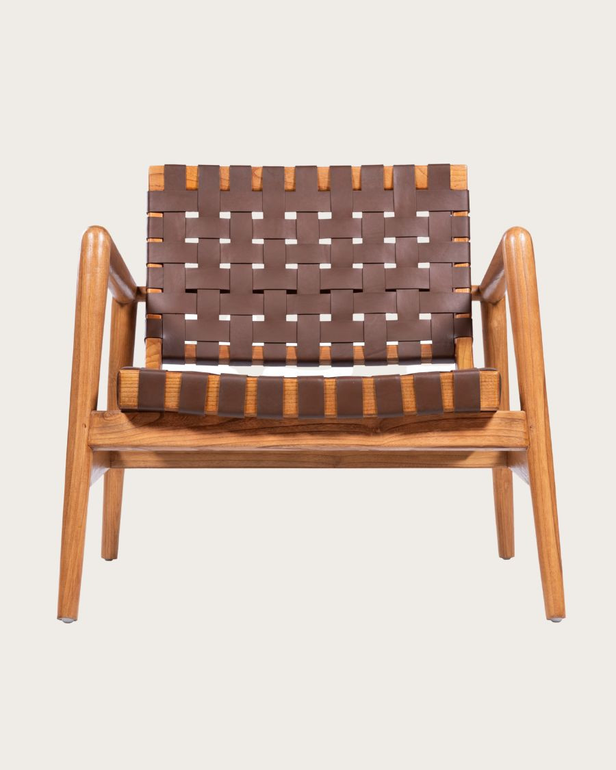 Sillón de madera maciza de teca y cuero trenzado.