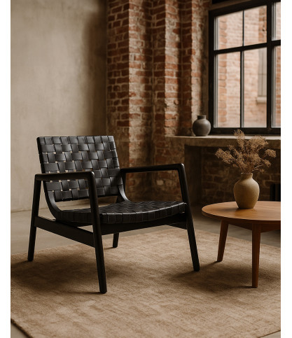 Sillón de madera maciza de teca y cuero trenzado.