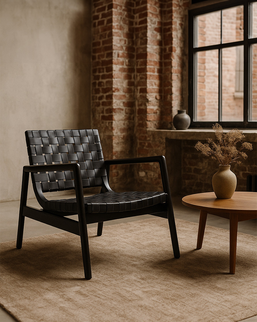 Sillón de madera maciza de teca y cuero trenzado.