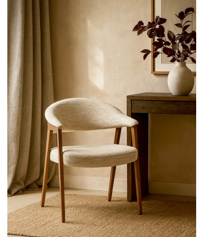 Soria - Set van 2 eetkamerstoelen in beige stof met poten van wit geverfd hout.