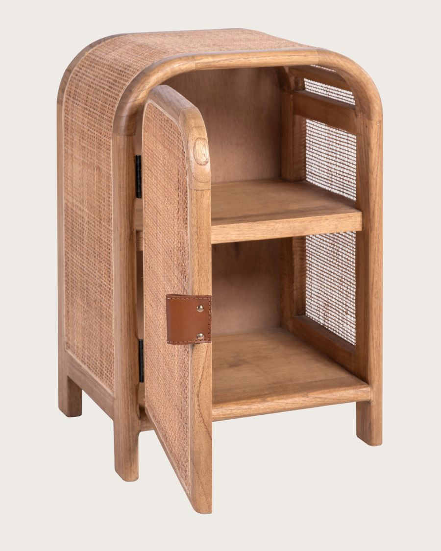 Tiraya - Mesita de noche de madera con puerta de ratán natural