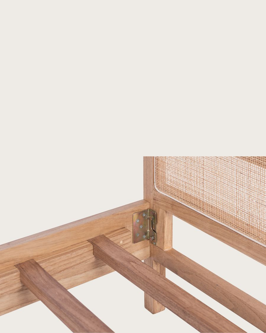 Tiraya - Letto realizzato in legno massello di mindi e rattan