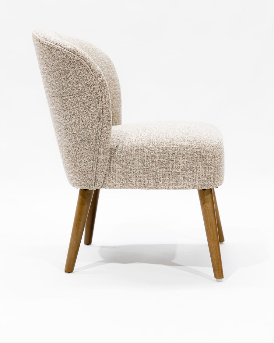 Perla - Chaise de repas en tissu beige au design incurvé