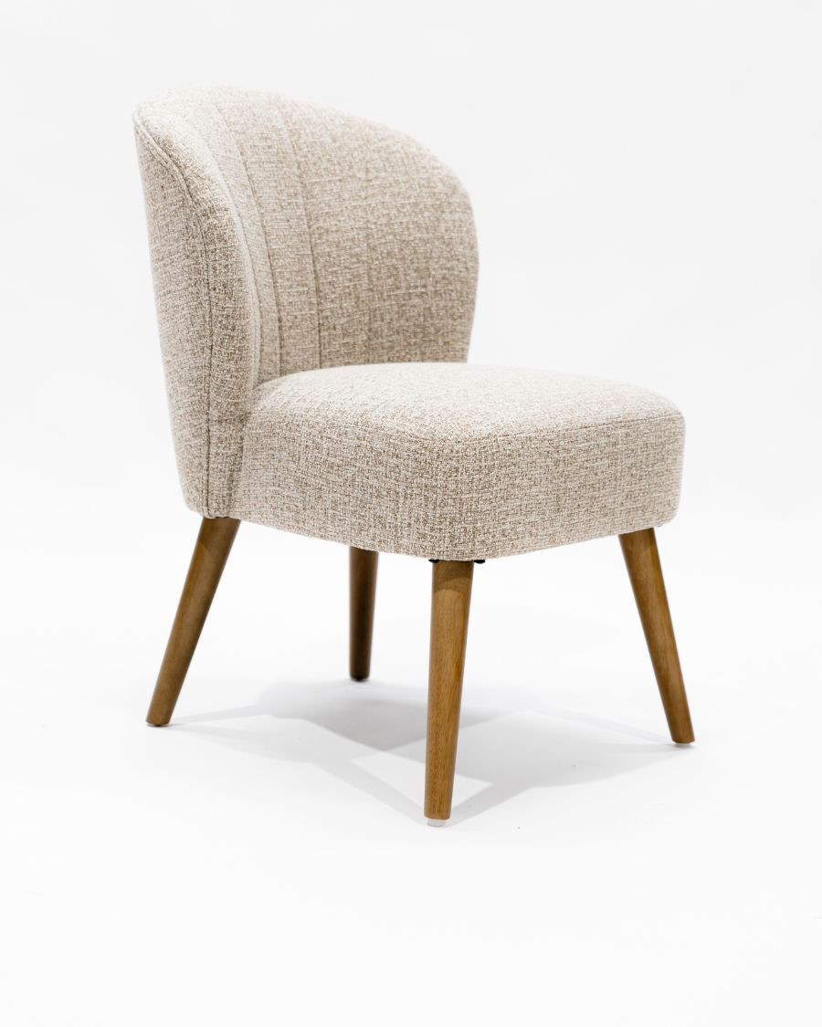 Perla - Silla de comedor en tejido beige de diseño curvado