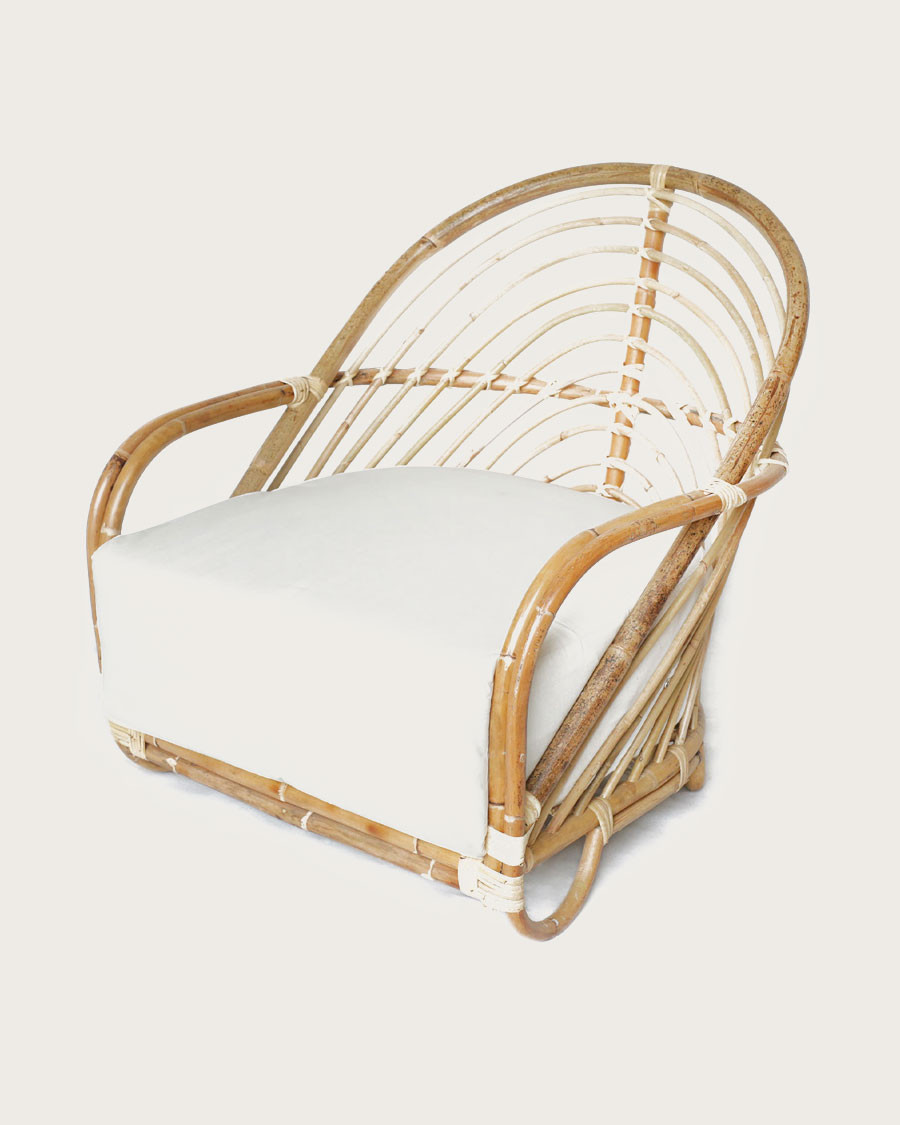 Gaia – Geflochtener Rattan-Sessel und weißes Kissen