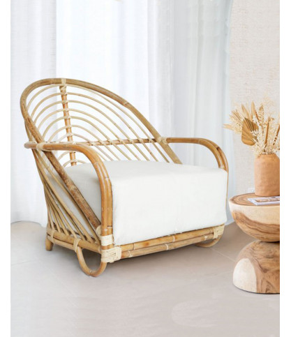Gaia – Geflochtener Rattan-Sessel und weißes Kissen