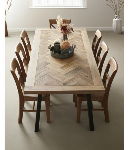 Kendari - Massief teakhouten eettafel met chevronpatroon, L170 cm, biedt plaats aan 8 personen.