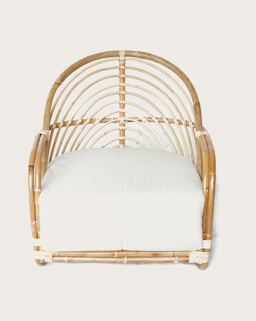 Gaia - Poltrona in rattan intrecciato e cuscino bianco