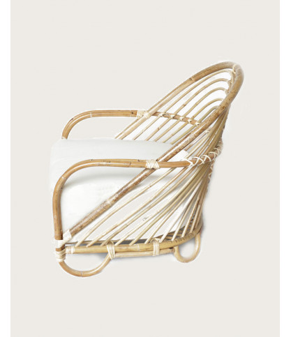 Gaia - Sillón de ratán tejido y cojín blanco