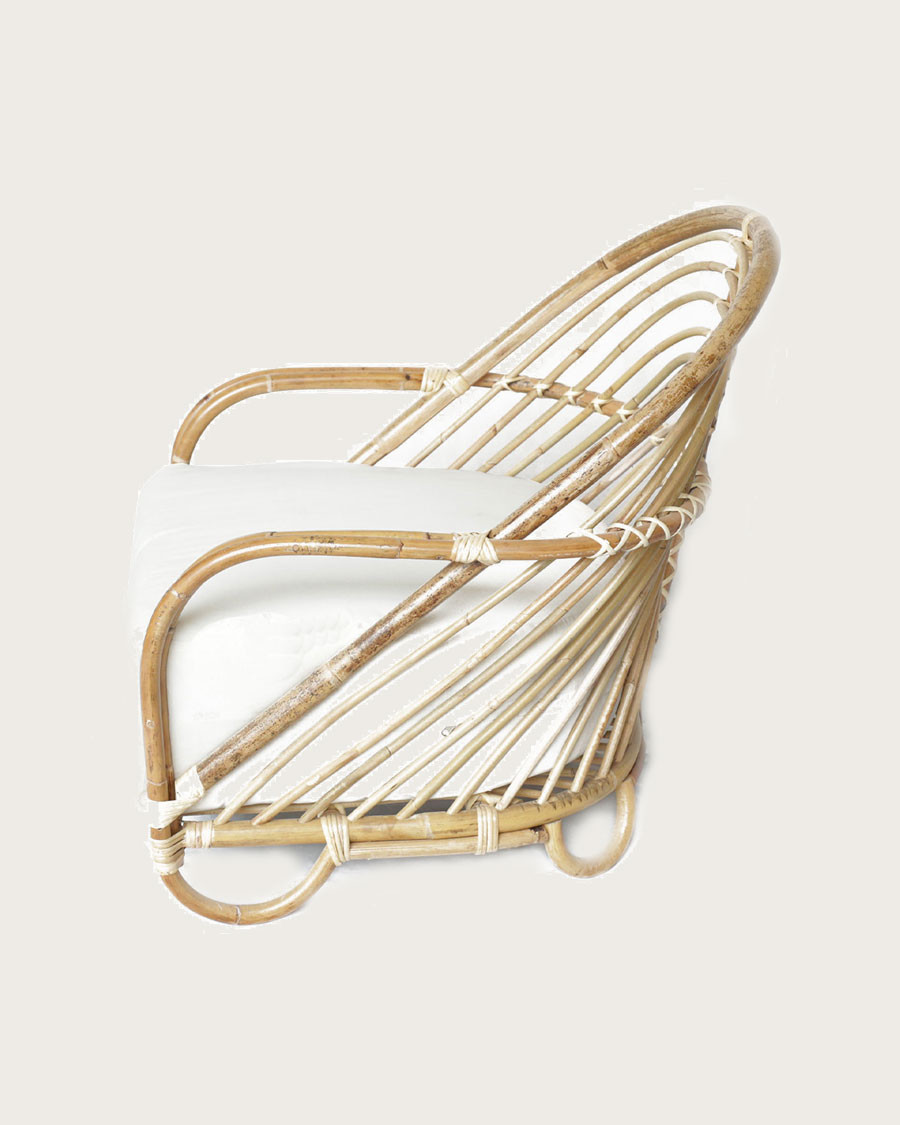 Gaia - Sillón de ratán tejido y cojín blanco