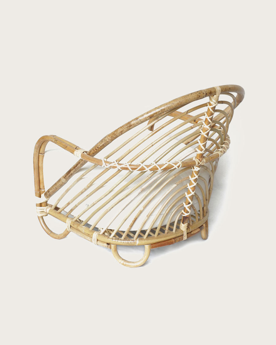 Gaia - Sillón de ratán tejido y cojín blanco